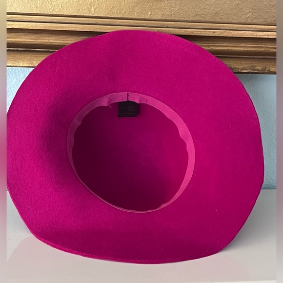 Boutique Wool hat made in Italy. Purchased in Paris. New and not worn. - Picture 6 of 6